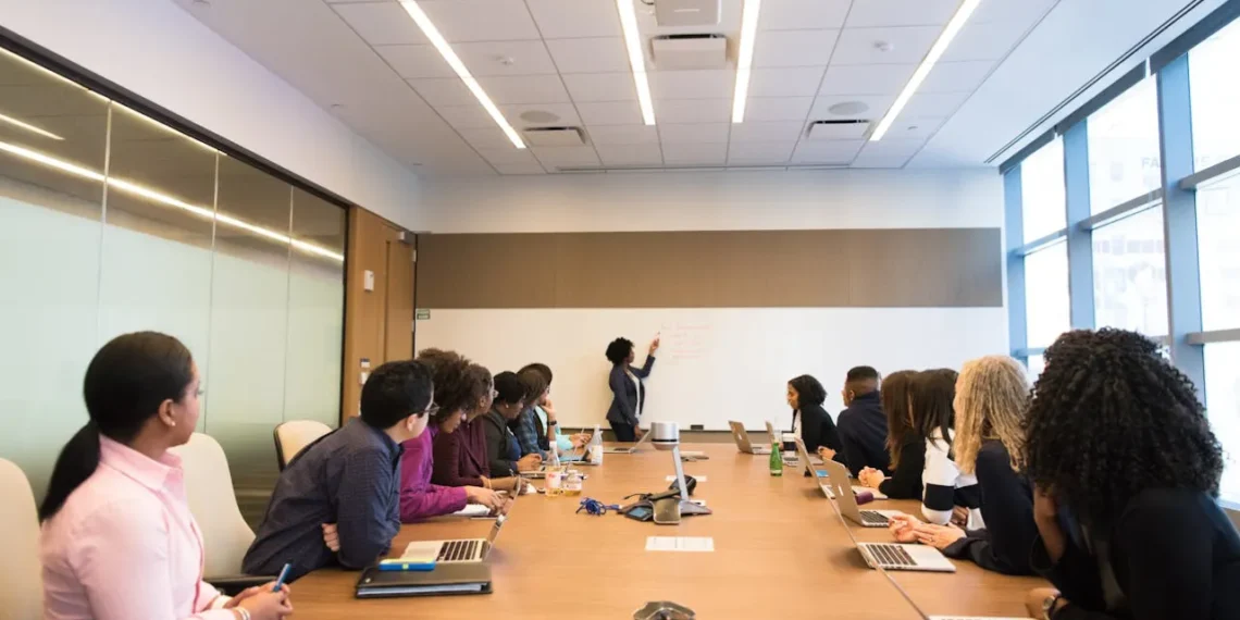 Mødeledelse - her et møde med tavle mennesker og mødeleder