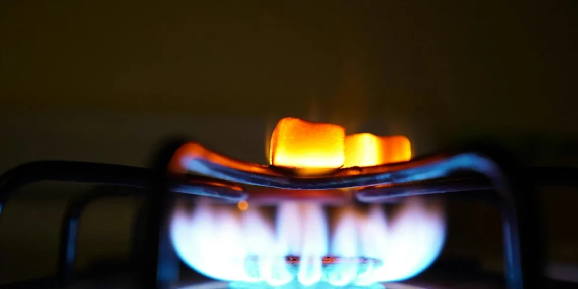 Nærbillede af tændt gasblus som metafor for gaslighting