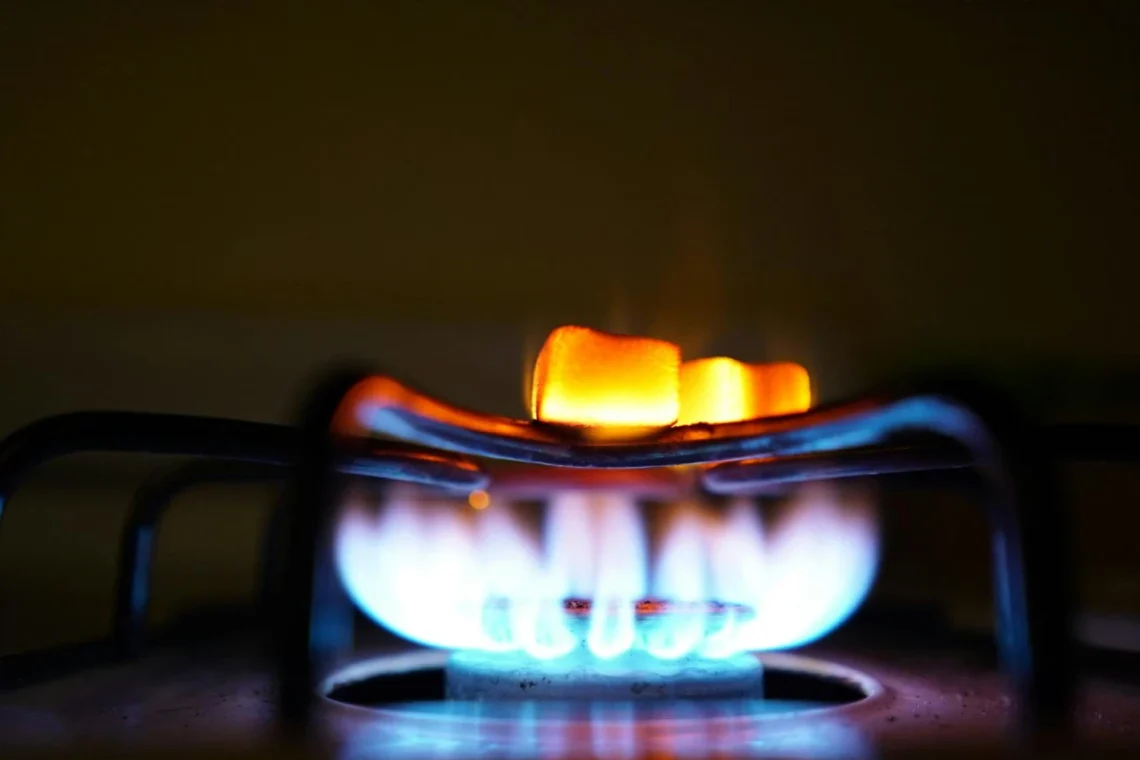 Nærbillede af tændt gasblus som metafor for gaslighting