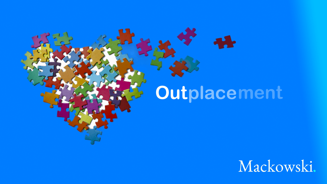 Outplacement forklaret med hjerter puslespil og fading outplacement