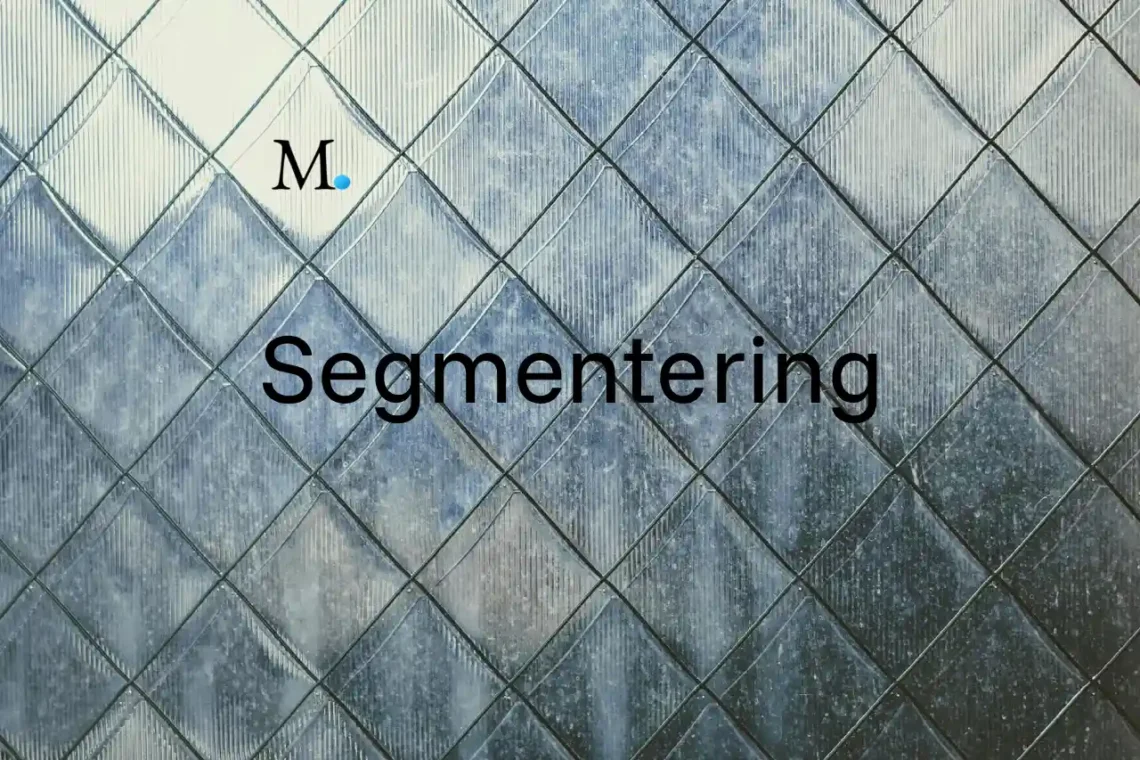Segmentering - her kakler på væg som udtryk for segmentering med M logo
