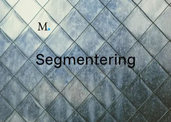 Segmentering - her kakler på væg som udtryk for segmentering med M logo