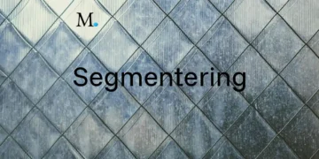 Segmentering - her kakler på væg som udtryk for segmentering med M logo