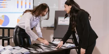 To kvinder i gang med at ordne adgangskort som udtryk for virksomhedskultur og virksomhedskulturen