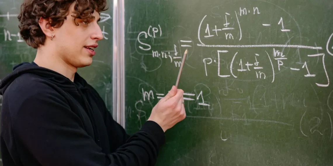 Ung mand foran matematiktavle som udtryk for scientific management