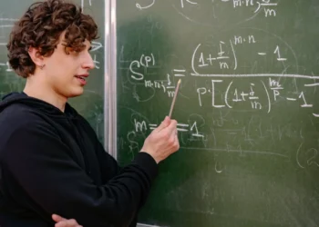 Ung mand foran matematiktavle som udtryk for scientific management