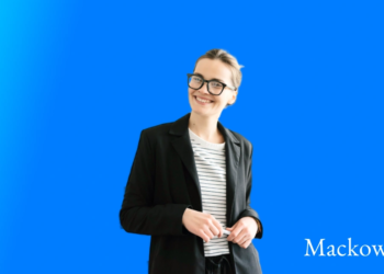 Vigtigheden i selvkontrol smilende selvsikker kvinde på blå gradient baggrund