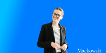 Vigtigheden i selvkontrol smilende selvsikker kvinde på blå gradient baggrund