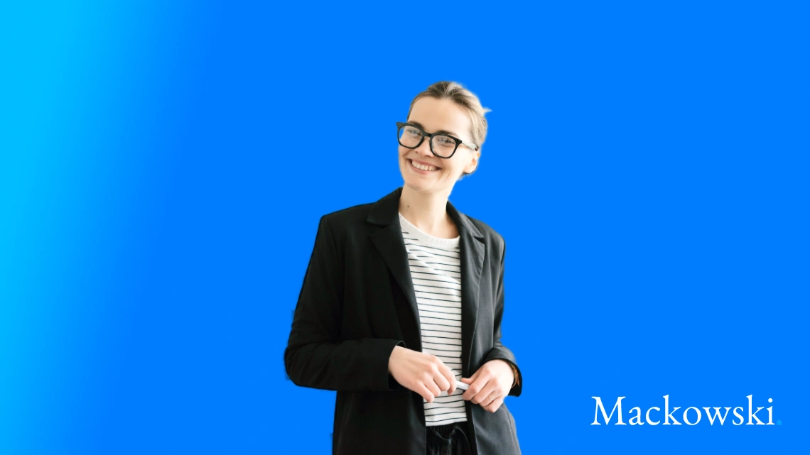 Vigtigheden i selvkontrol smilende selvsikker kvinde på blå gradient baggrund