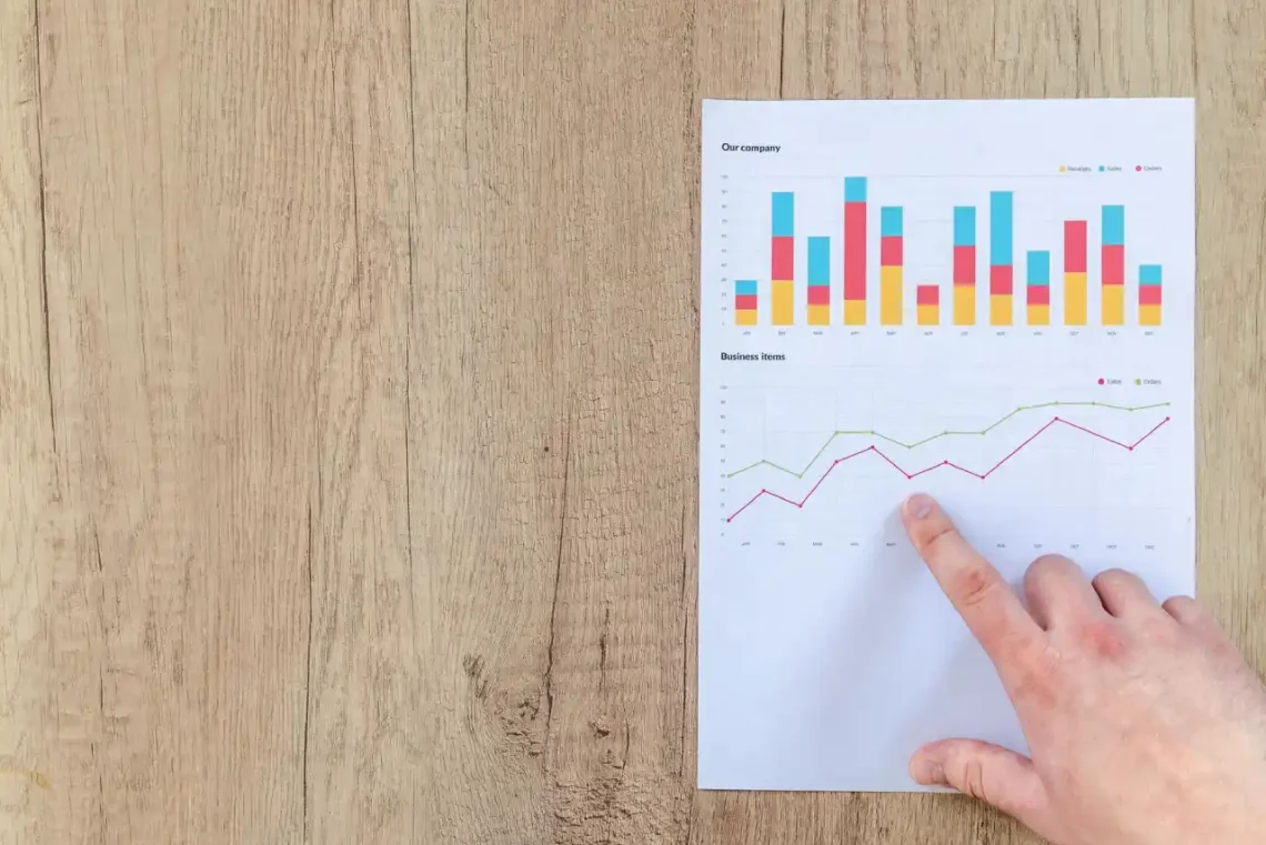 Farvede søjlediagrammer på papir som billede for PESTEL analyse