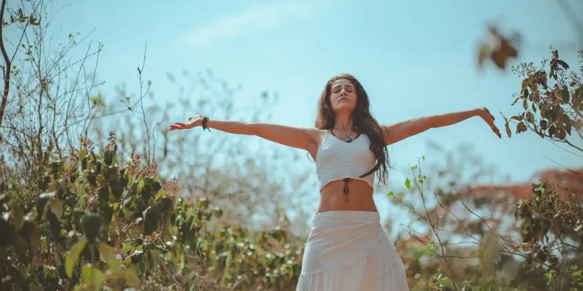 græsk kvinde på mark med udstrakte arme som hybris og nemesis