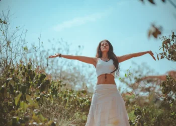 græsk kvinde på mark med udstrakte arme som hybris og nemesis