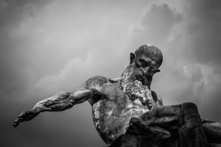 græsk monument i sten som symbol for etik