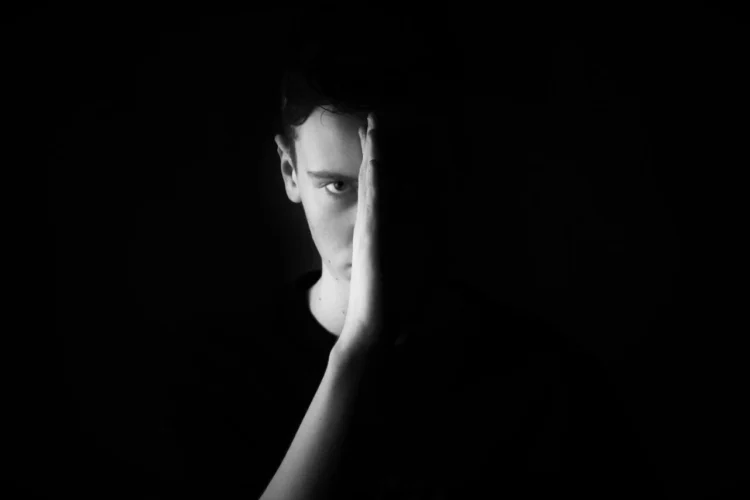 halvt mandeansigt ses som symbol for selvindsigt sort/hvid