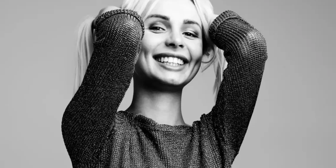 Køn lyshåret pige som udtryk for persona sort-hvid-billede.