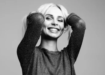 Køn lyshåret pige som udtryk for persona sort-hvid-billede.