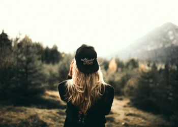 Kvinde bagfra i vildmarken som tegn på trivsel