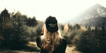 Kvinde bagfra i vildmarken som tegn på trivsel