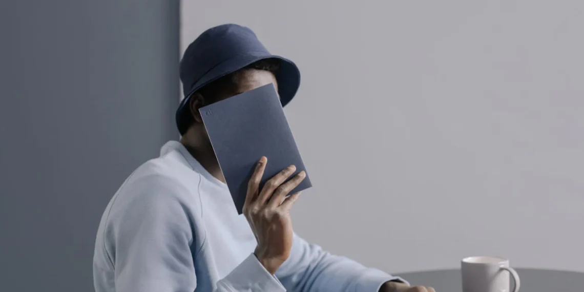 Mand gemmer sig bag på som billede på outplacement