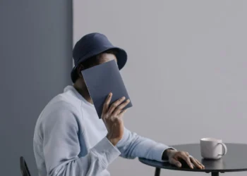 Mand gemmer sig bag på som billede på outplacement