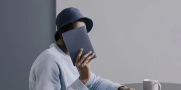 Mand gemmer sig bag på som billede på outplacement