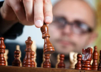 skakspiller set tæt på flytter konge og vinder i kompetenceudvikling