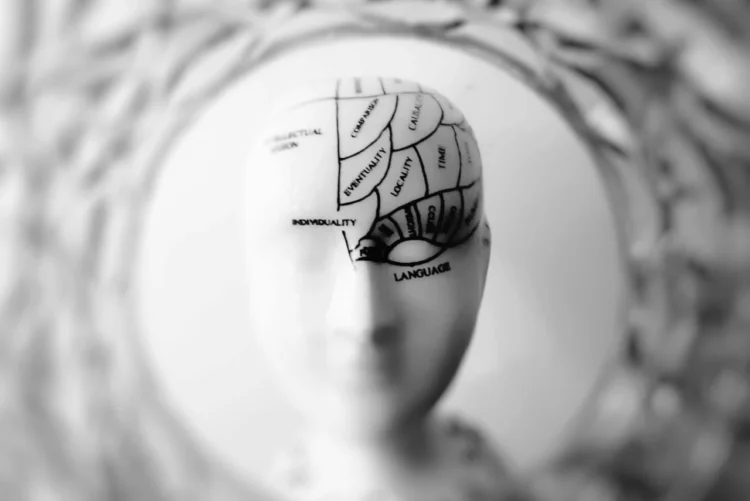 skulptur af menneskehoved som symbol for integritet