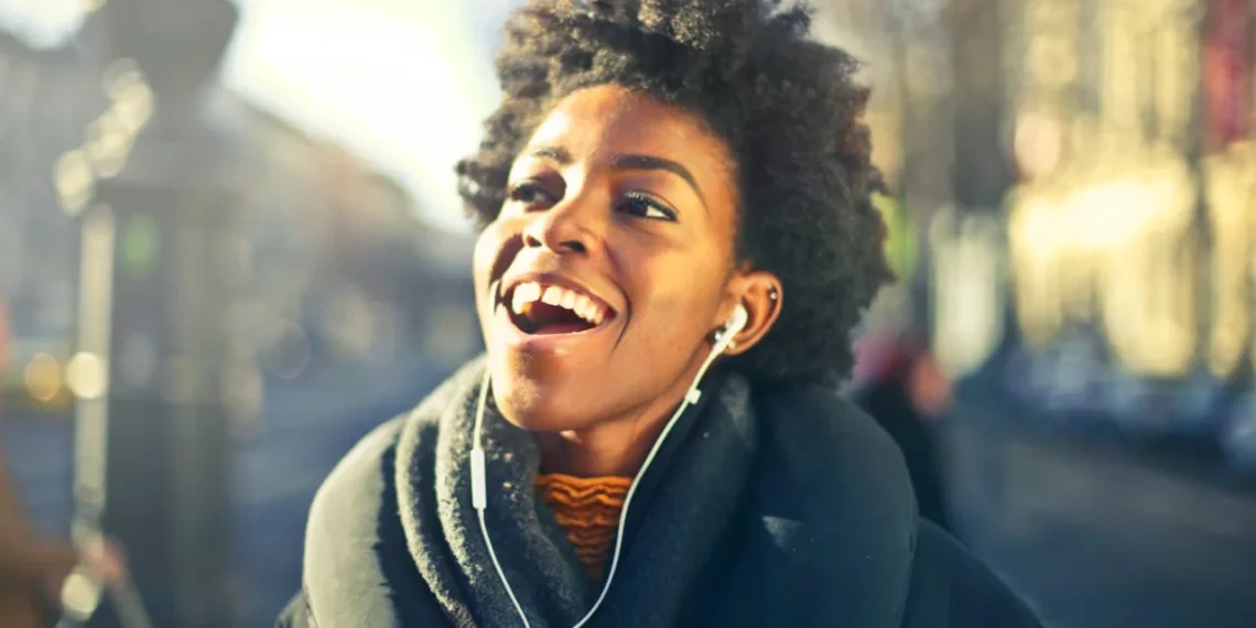 smuk mørk kvinde smiler ekstrovert på gaden