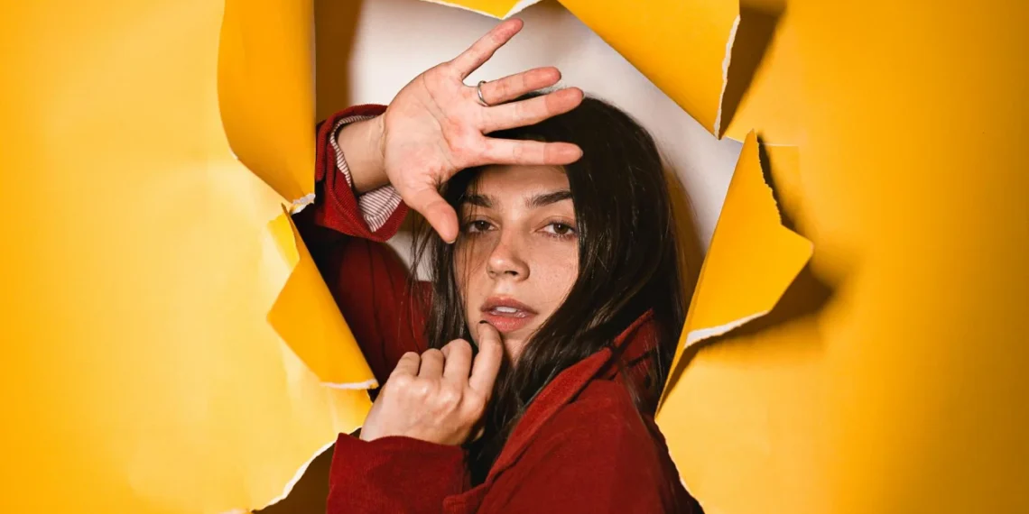 ung kvinde gennembryder gult tapet som positivt synonym for at være introvert