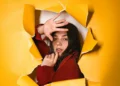 ung kvinde gennembryder gult tapet som positivt synonym for at være introvert