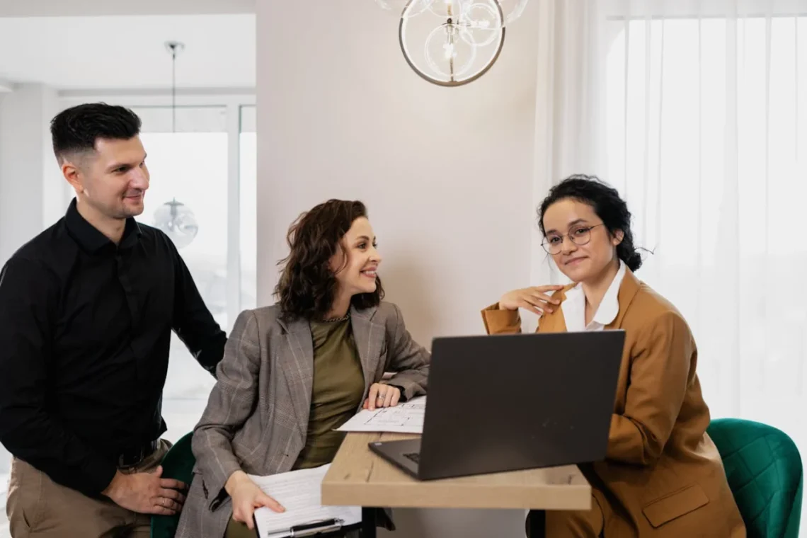 3 mennesker rundt om en pc som systemisk coaching