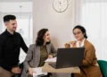 3 mennesker rundt om en pc som systemisk coaching