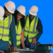 4 håndværkere med hardhat og gule veste udviser commitment