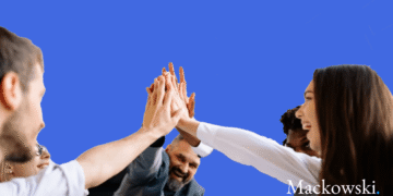 4 personer laver high five som anerkendelse