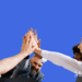 4 personer laver high five som anerkendelse