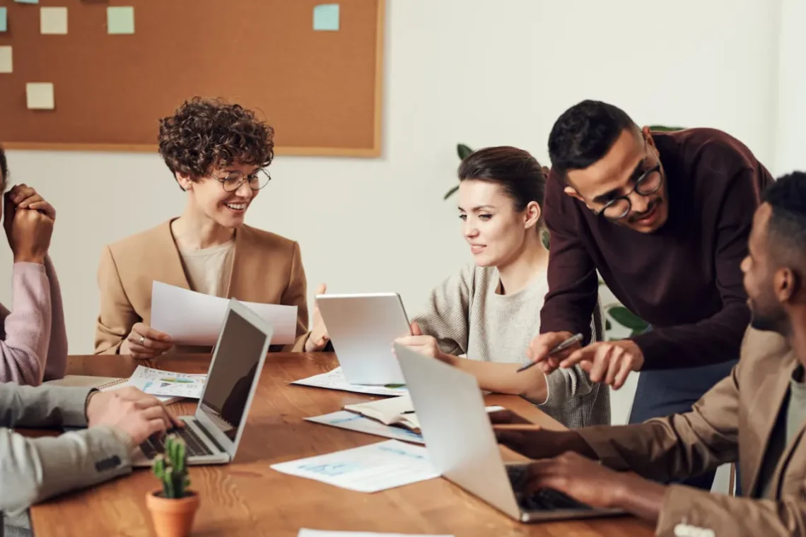 5 glade mennesker på arbejde i sand arbejdsglæde (arbejdsglaede)