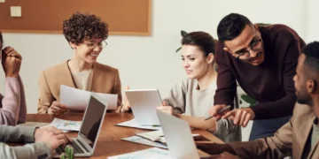 5 glade mennesker på arbejde i sand arbejdsglæde (arbejdsglaede)