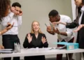 5 mennesker på arbejde i tydelig konflikt.