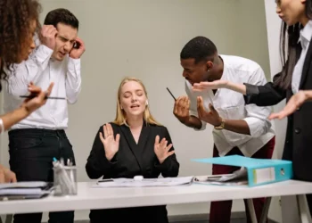 5 mennesker på arbejde i tydelig konflikt.