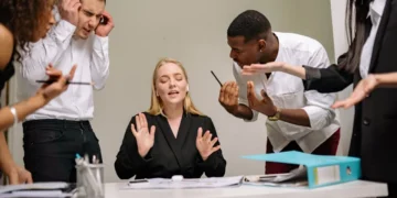 5 mennesker på arbejde i tydelig konflikt.