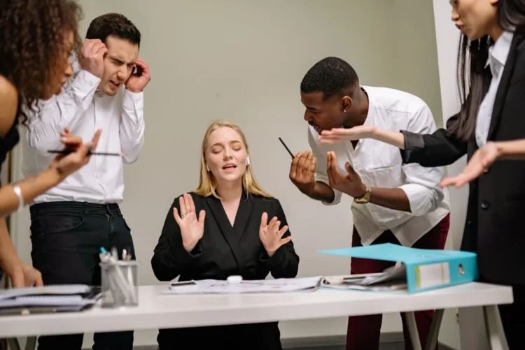 5 mennesker på arbejde i tydelig konflikt.