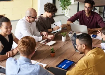 7 mennesker omkring et arbejdsbord som i netværk.