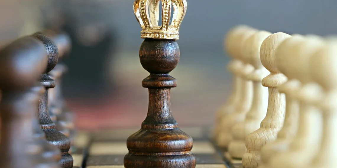 Bonde i skak med krone på som udtryk for hierarki.