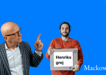 Chef peger på medarbejder som i afskedigelse