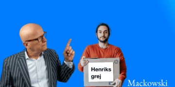 Chef peger på medarbejder som i afskedigelse