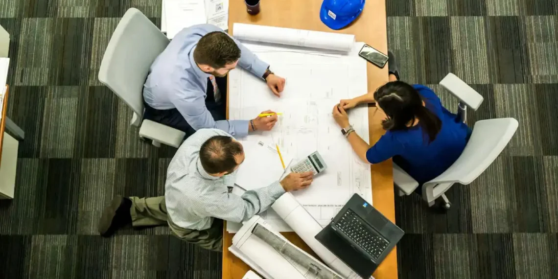 Fire ingeniører set oppefra som et udtryk for Kotlers kommunikationsmodel