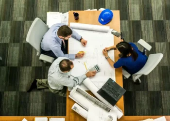 Fire ingeniører set oppefra som et udtryk for Kotlers kommunikationsmodel