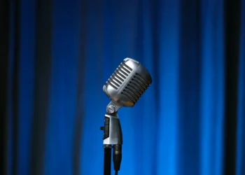 Fritstående mikrofon som udtryk for indflydelse