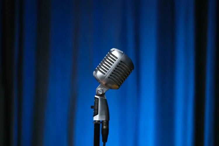 Fritstående mikrofon som udtryk for indflydelse