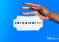 Hånd holder skilt med empowerment skrevet på skiltet